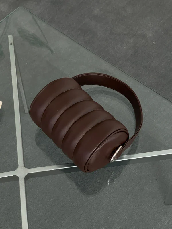 Sac Duffle Mini Matelassé en cuir vegan Marron - Image 9