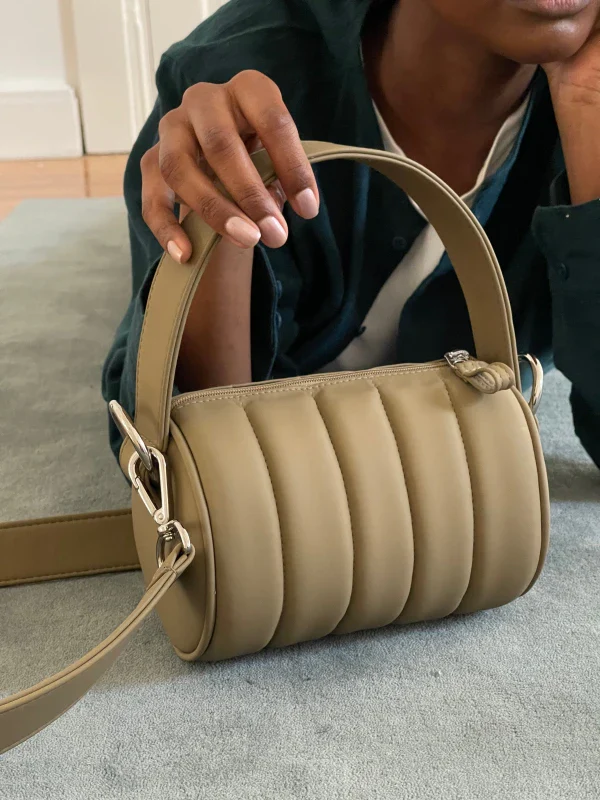 Sac Duffle Mini Matelassé en cuir vegan Toffee - Image 7