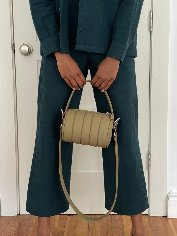 Sac Duffle Mini Matelassé en cuir vegan Toffee - Image 9