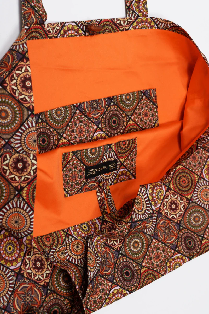Sac réversible imprimé marron et orange en coton bio - Image 5