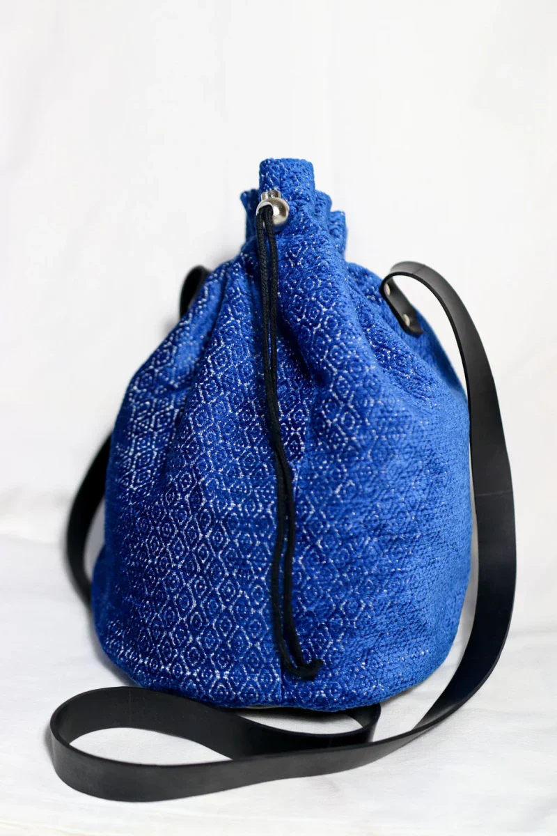 Sac seau bleu doublé à bandoulière - Image 5