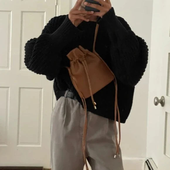 Sac Sling Pouch en cuir vegan Camel - Image 2