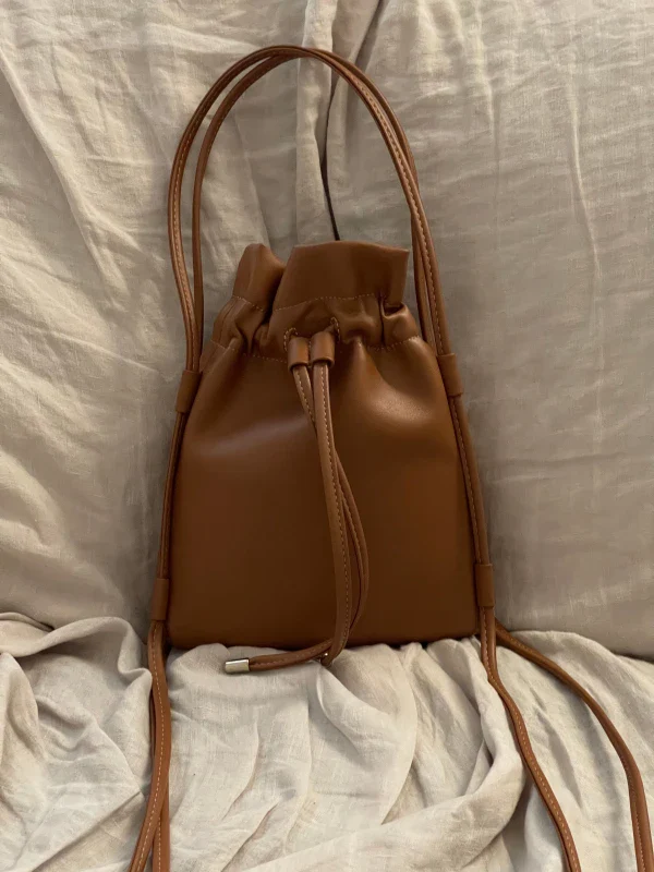 Sac Sling Pouch en cuir vegan Camel - Image 3
