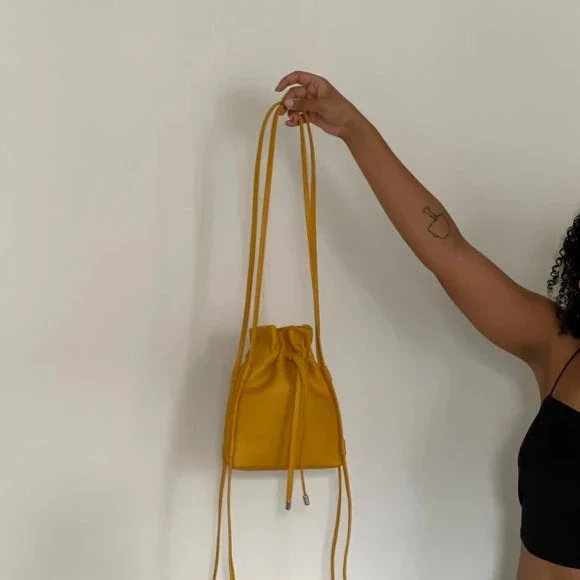 Sac Sling Pouch en cuir vegan Jaune moutarde - Image 2