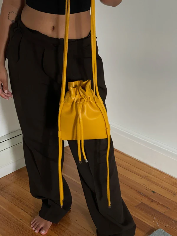 Sac Sling Pouch en cuir vegan Jaune moutarde - Image 4