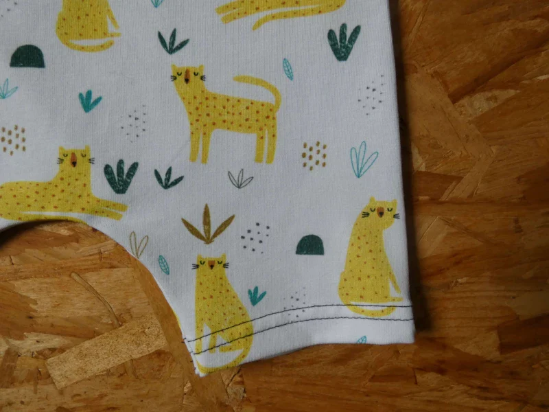 Salopette courte en coton bio avec imprimé léopard – Fait main - Image 3