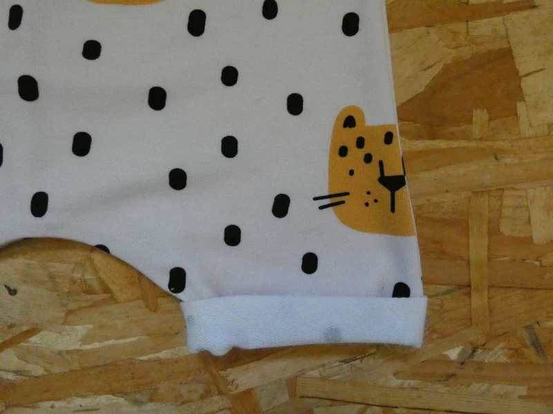 Salopette courte pour bébé en coton bio - Imprimé léopards - Image 2