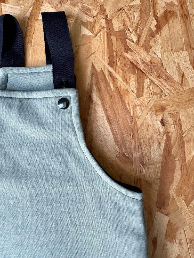 Salopette Longue Confortable et Éco-Responsable pour Bébé en Kaki - Image 4