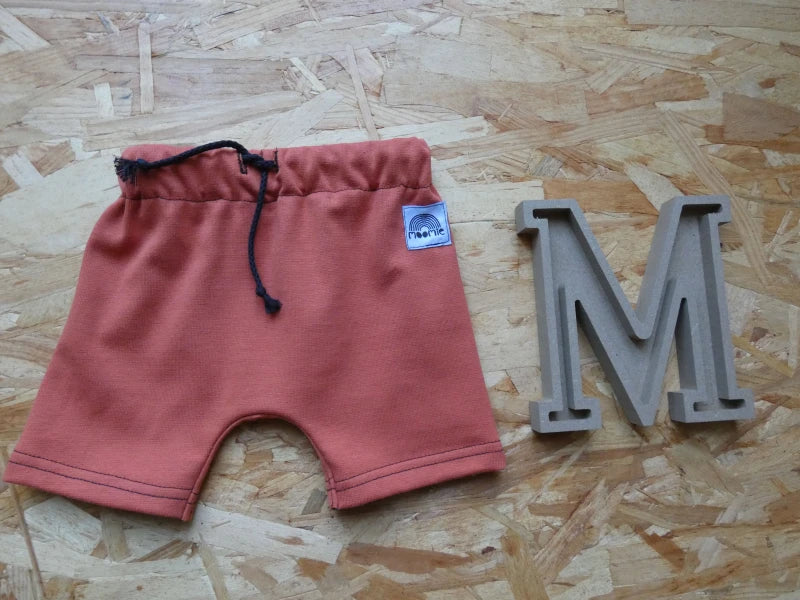 Short en couleur rouille pour bébé - Fait main et éco-responsable - Image 2