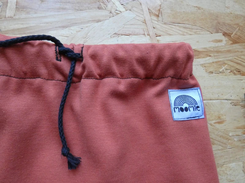 Short en couleur rouille pour bébé - Fait main et éco-responsable - Image 3