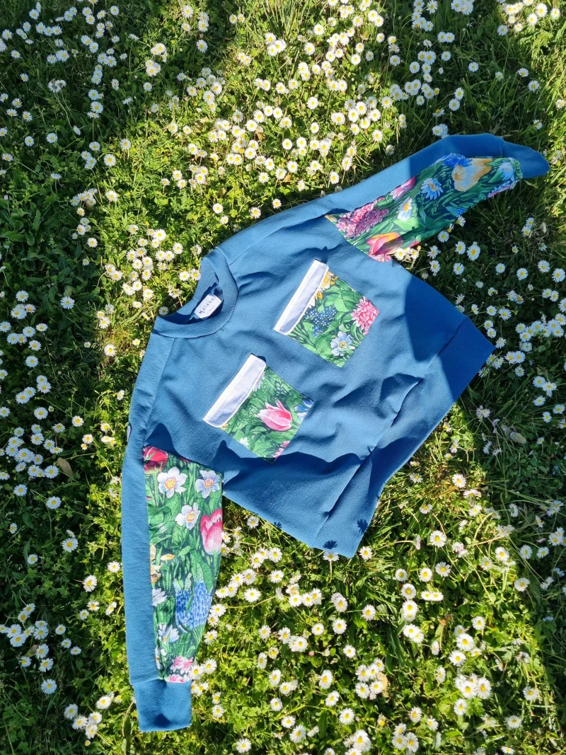 Sweat bleu / fleuri en matériaux recyclés - Marguerite - Image 2