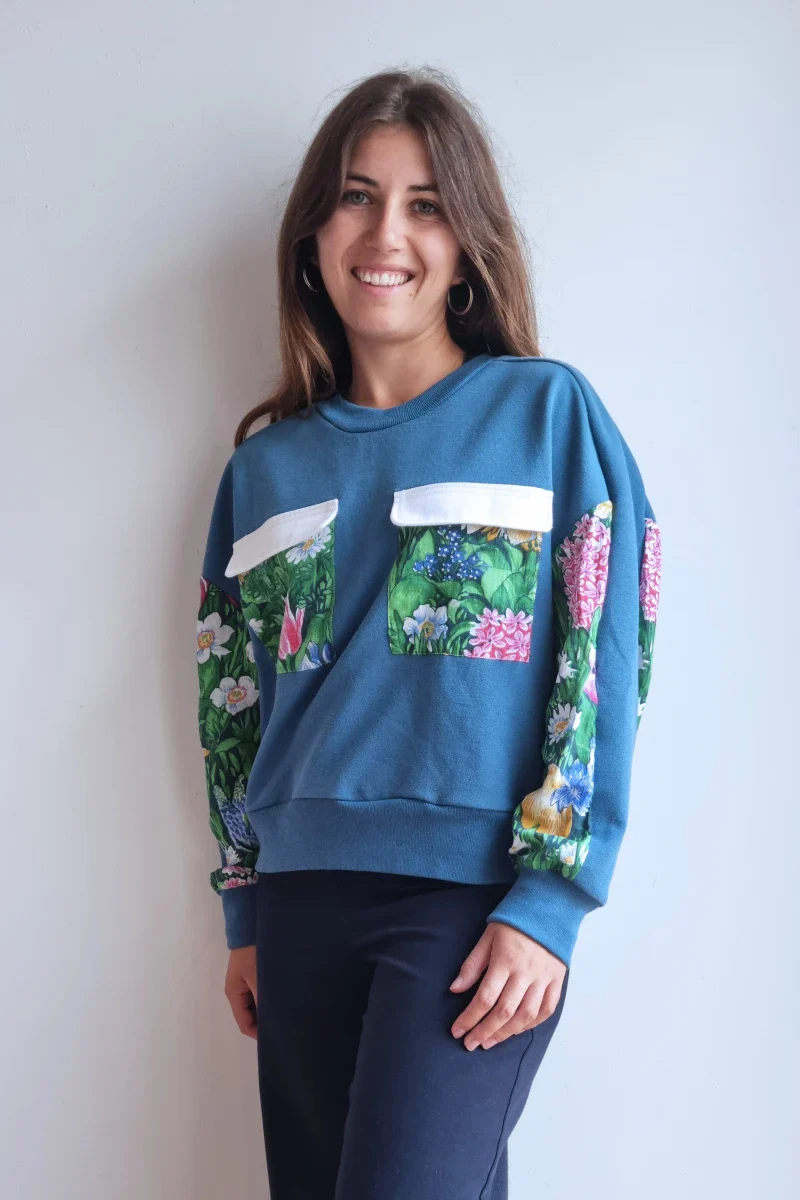 Sweat bleu / fleuri en matériaux recyclés - Marguerite - Image 3