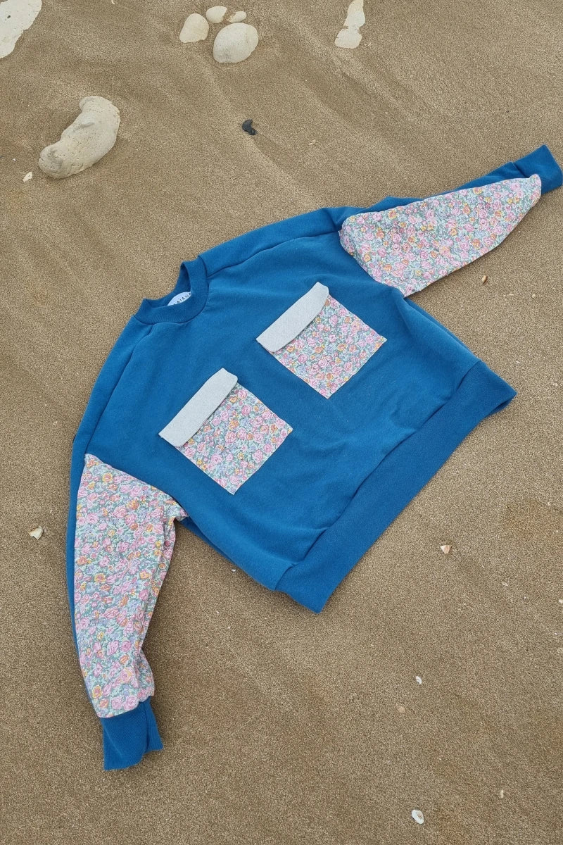 Sweat bleu / fleuri rose fait main - Marguerite - Image 2