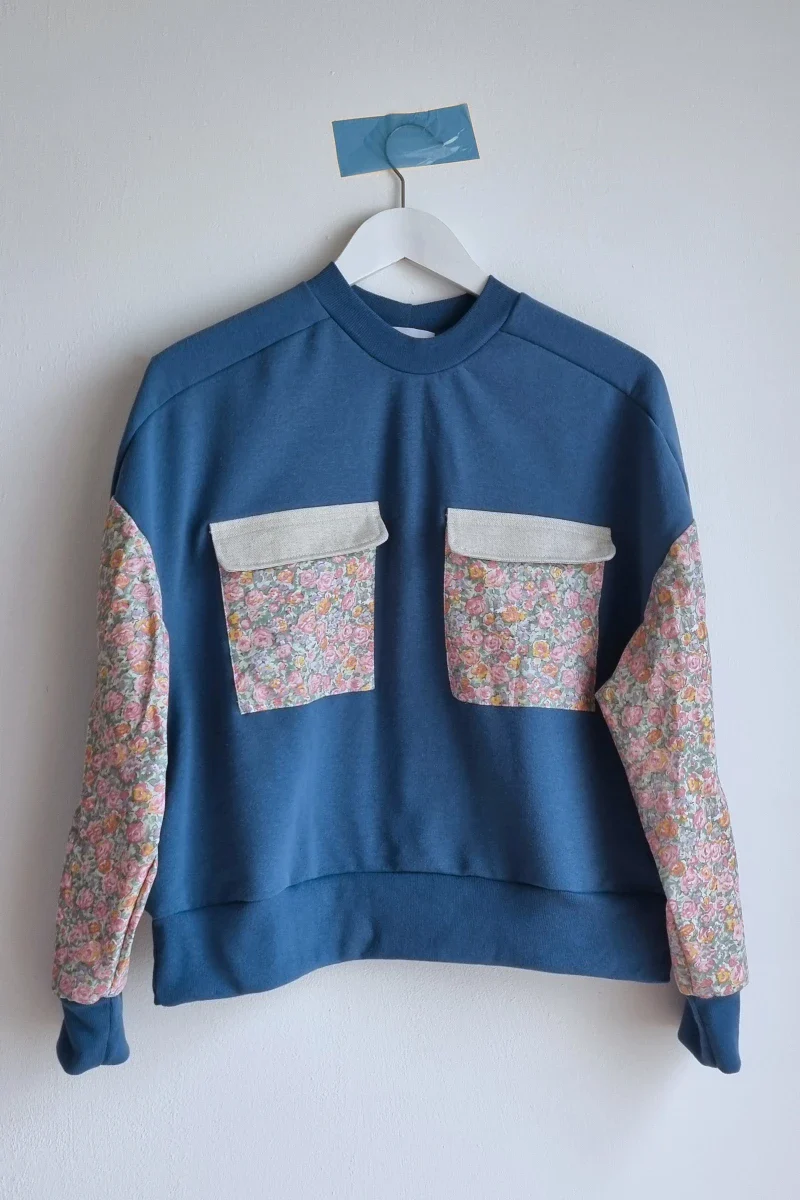 Sweat bleu / fleuri rose fait main - Marguerite - Image 3