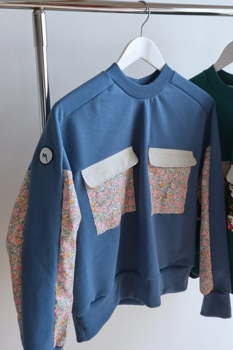 Sweat bleu / fleuri rose fait main - Marguerite - Image 5