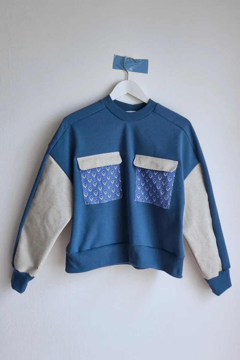 Sweat bleu en tissus recyclés - Marguerite - Image 4