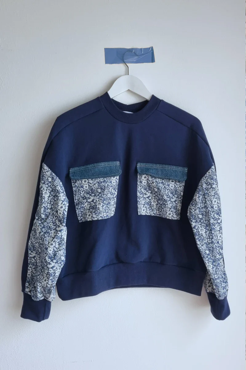 Sweat bleu marine / fleurs bleu en tissus recyclés - Marguerite - Image 2