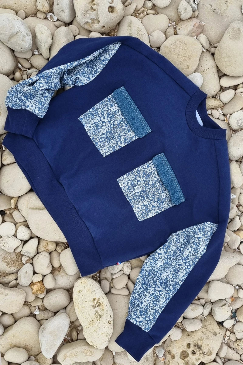 Sweat bleu marine / fleurs bleu en tissus recyclés - Marguerite - Image 4