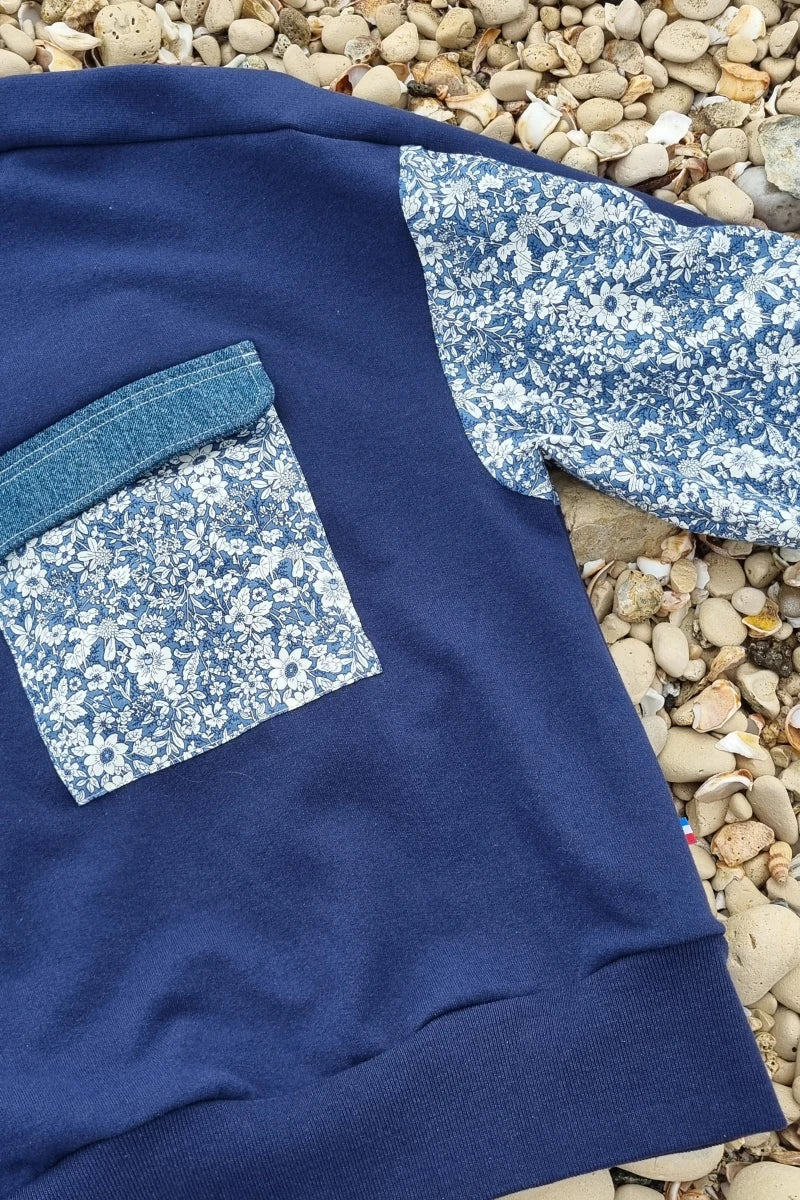 Sweat bleu marine / fleurs bleu en tissus recyclés - Marguerite - Image 5