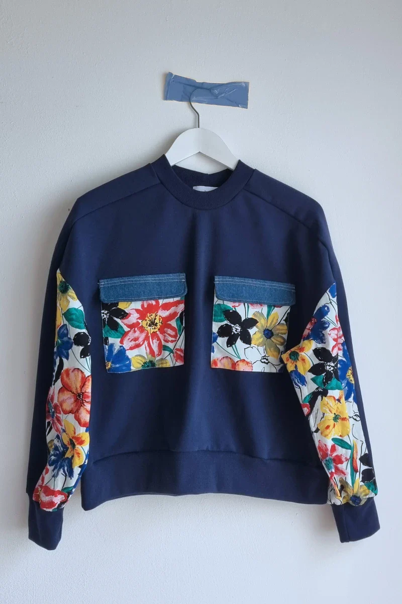 Sweat bleu marine avec fleurs colorées upcyclé - Marguerite - Image 2