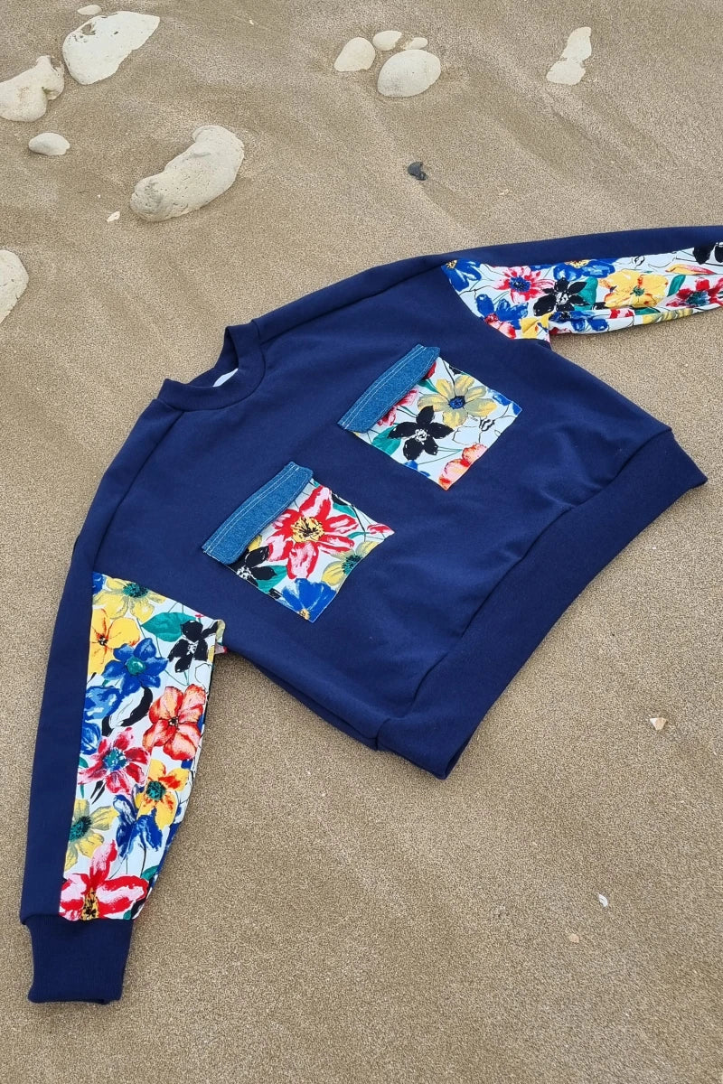 Sweat bleu marine avec fleurs colorées upcyclé - Marguerite - Image 3