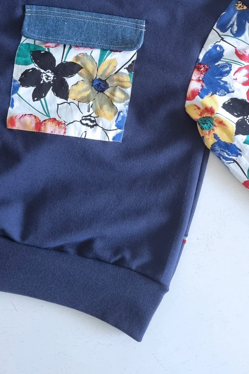 Sweat bleu marine avec fleurs colorées upcyclé - Marguerite - Image 4