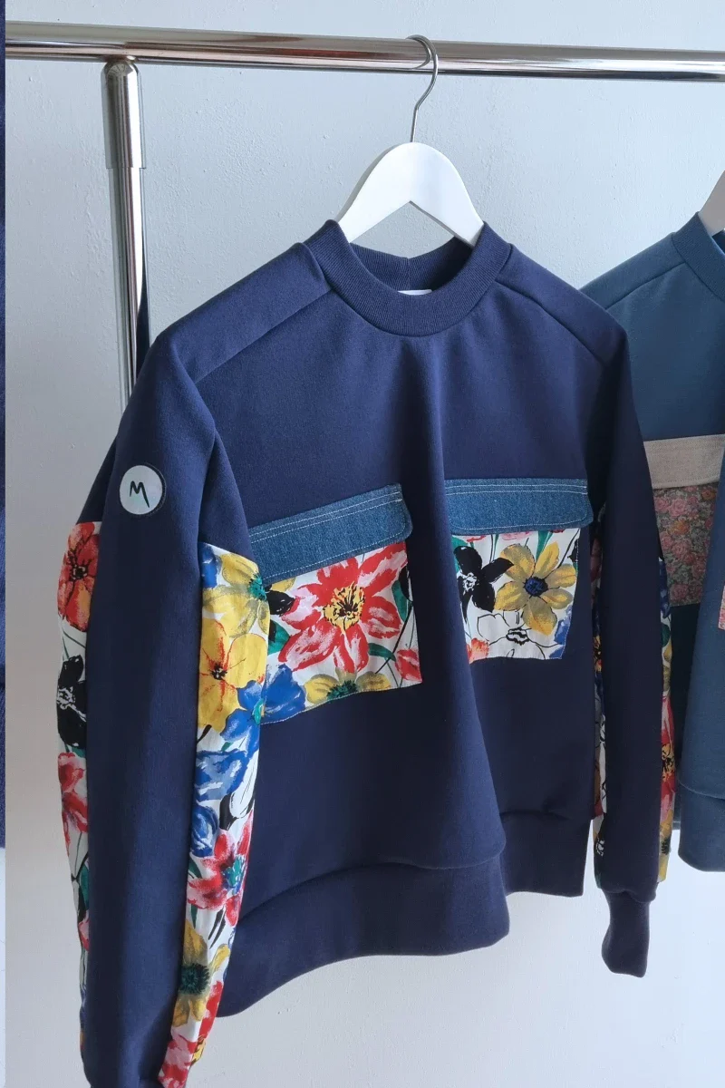 Sweat bleu marine avec fleurs colorées upcyclé - Marguerite - Image 5
