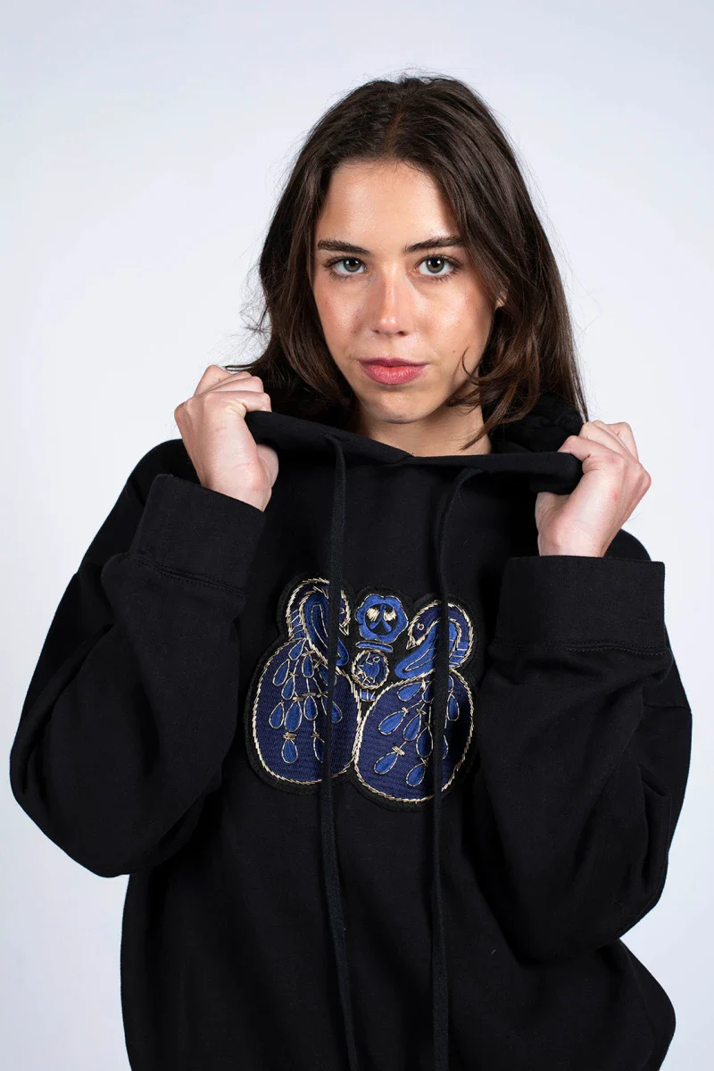 Sweat unisexe noir éco-responsable et brodé à la main - Image 2