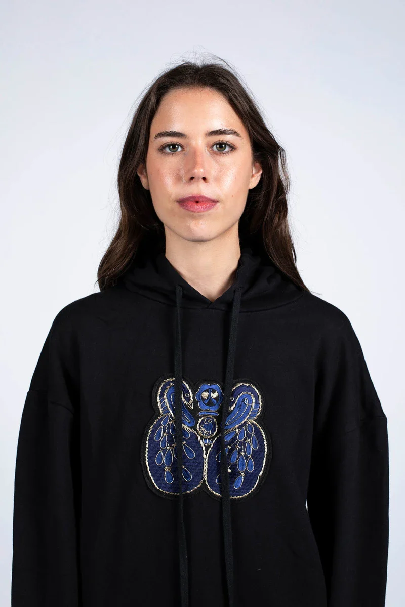 Sweat unisexe noir éco-responsable et brodé à la main - Image 6