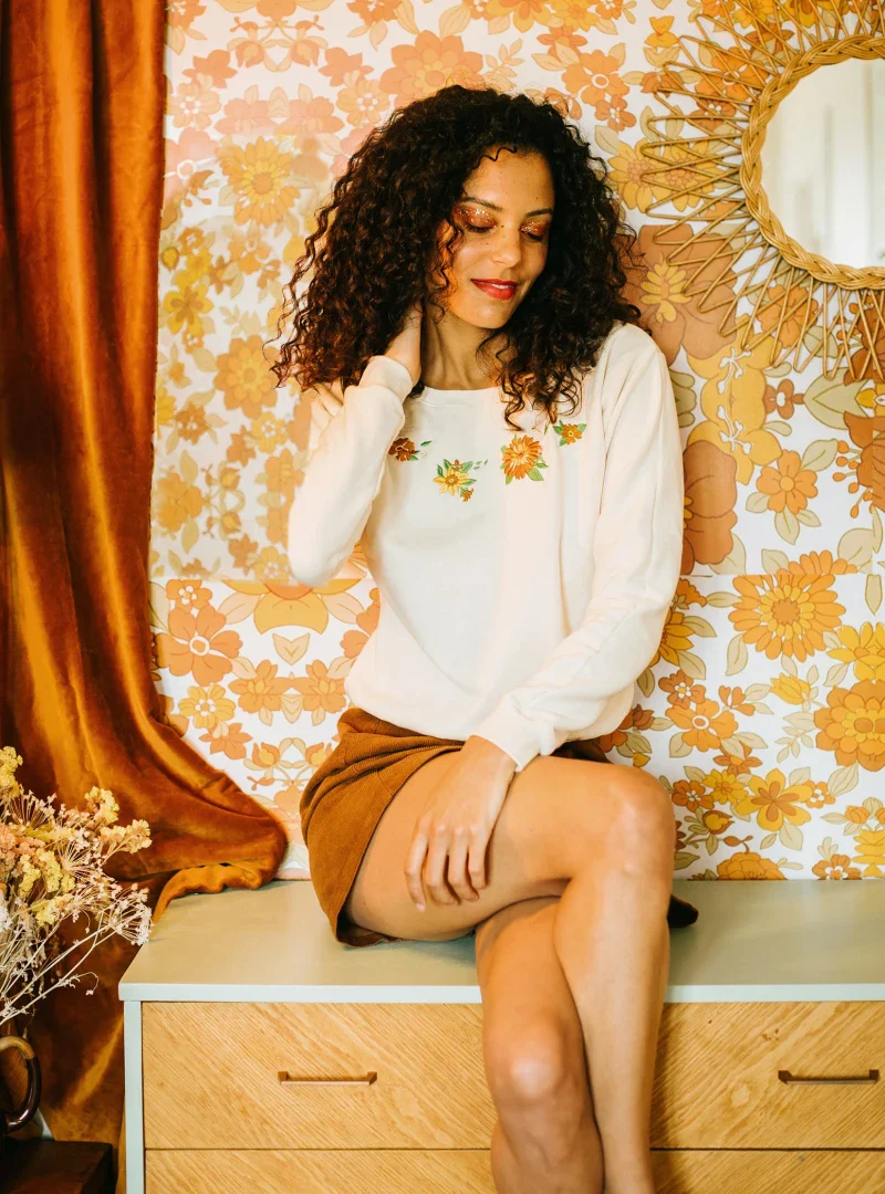 Sweat en coton bio unisexe – Fleurs rétro - Image 2