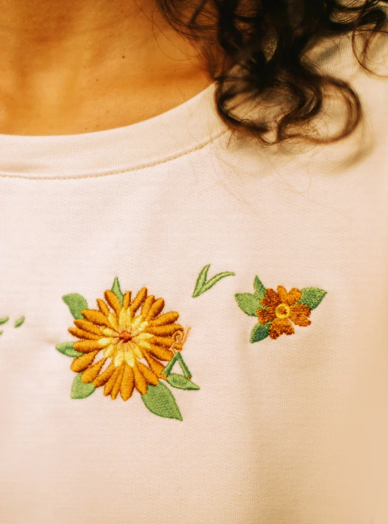 Sweat en coton bio unisexe – Fleurs rétro - Image 4