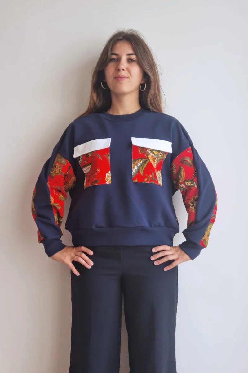 Sweat bleu marine / fleurs rouges en tissus recyclés - Marguerite