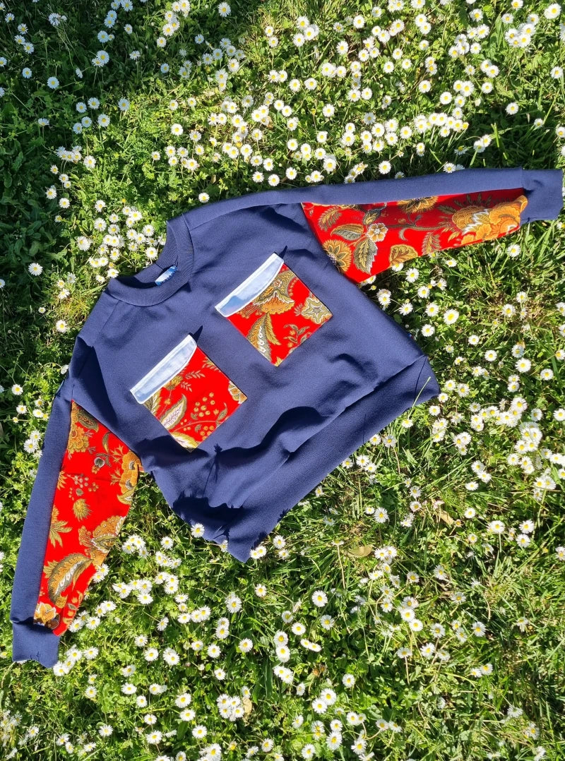 Sweat bleu marine / fleurs rouges en tissus recyclés - Marguerite - Image 2