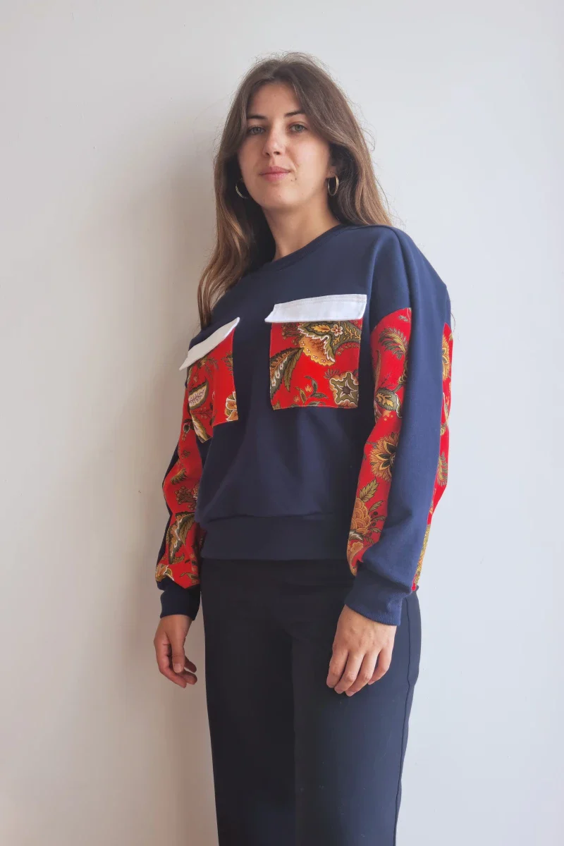 Sweat bleu marine / fleurs rouges en tissus recyclés - Marguerite - Image 3