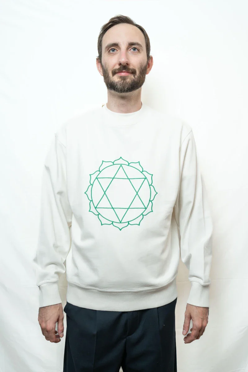 Sweat unisexe en coton bio brodé - Chakra du Coeur - Image 10