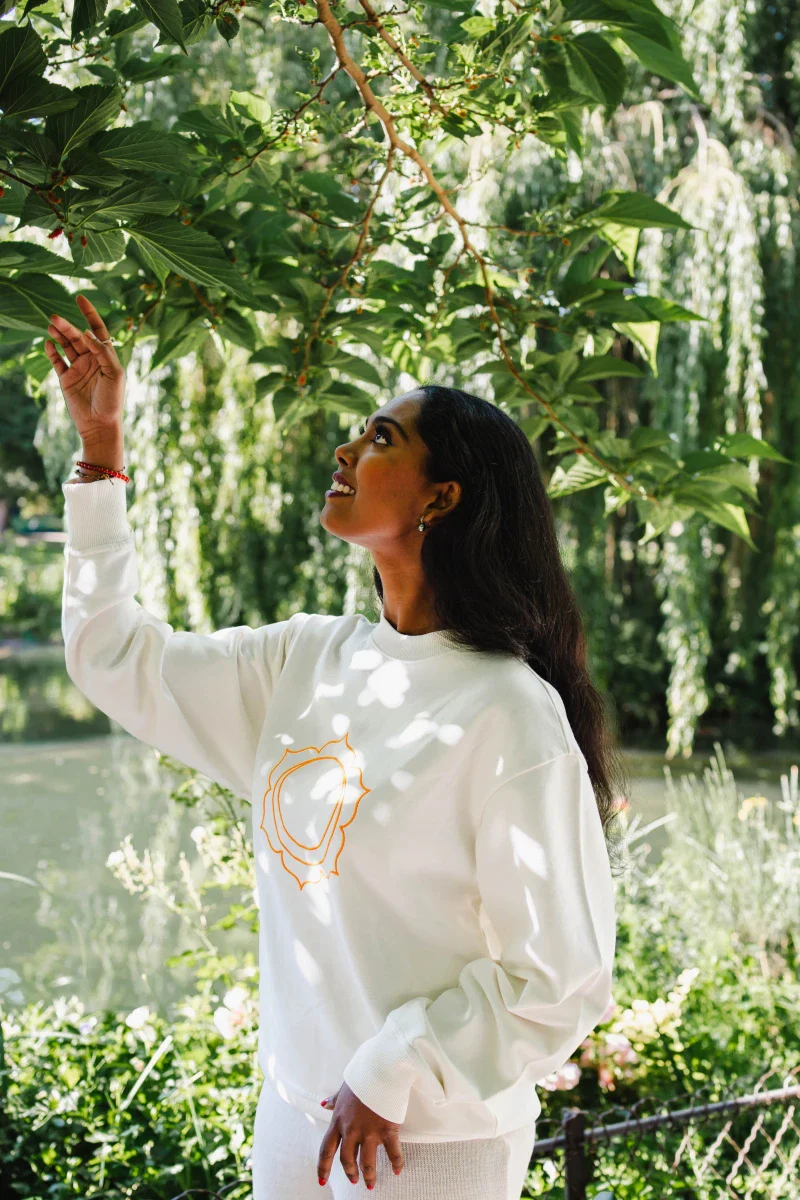 Sweat unisexe en coton bio brodé - Chakra sacré - Image 3