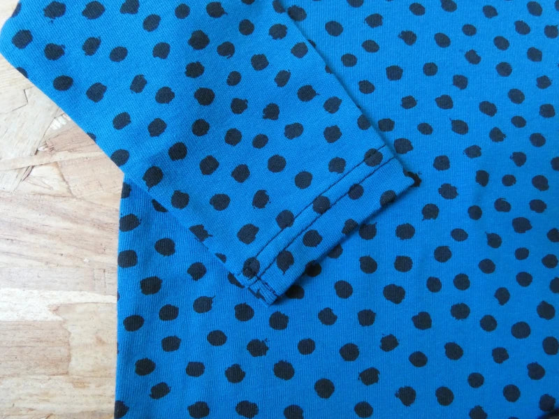 T-shirt manches longues à pois bleu pour bébé et enfant - fait main en France - Image 3