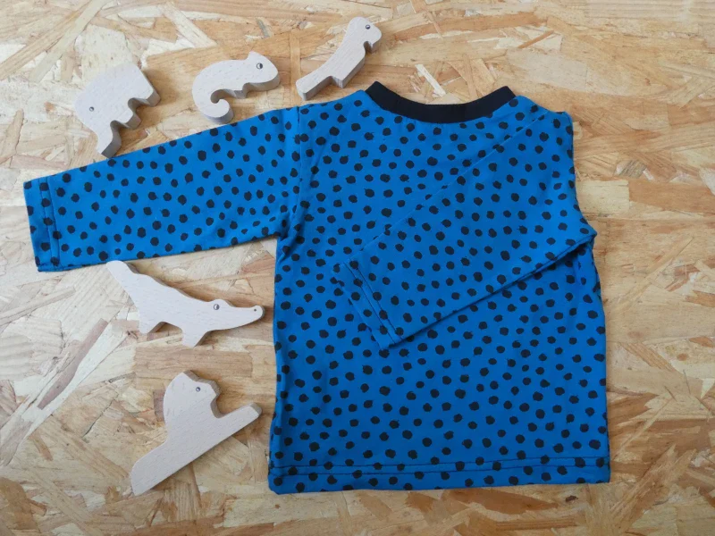 T-shirt manches longues à pois bleu pour bébé et enfant - fait main en France - Image 4