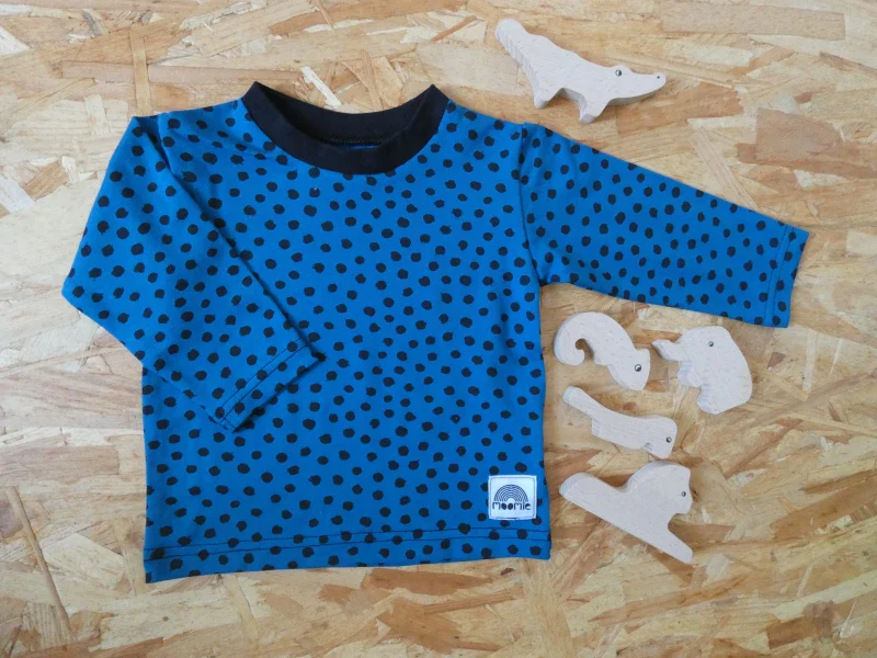 T-shirt manches longues à pois bleu pour bébé et enfant - fait main en France - Image 5