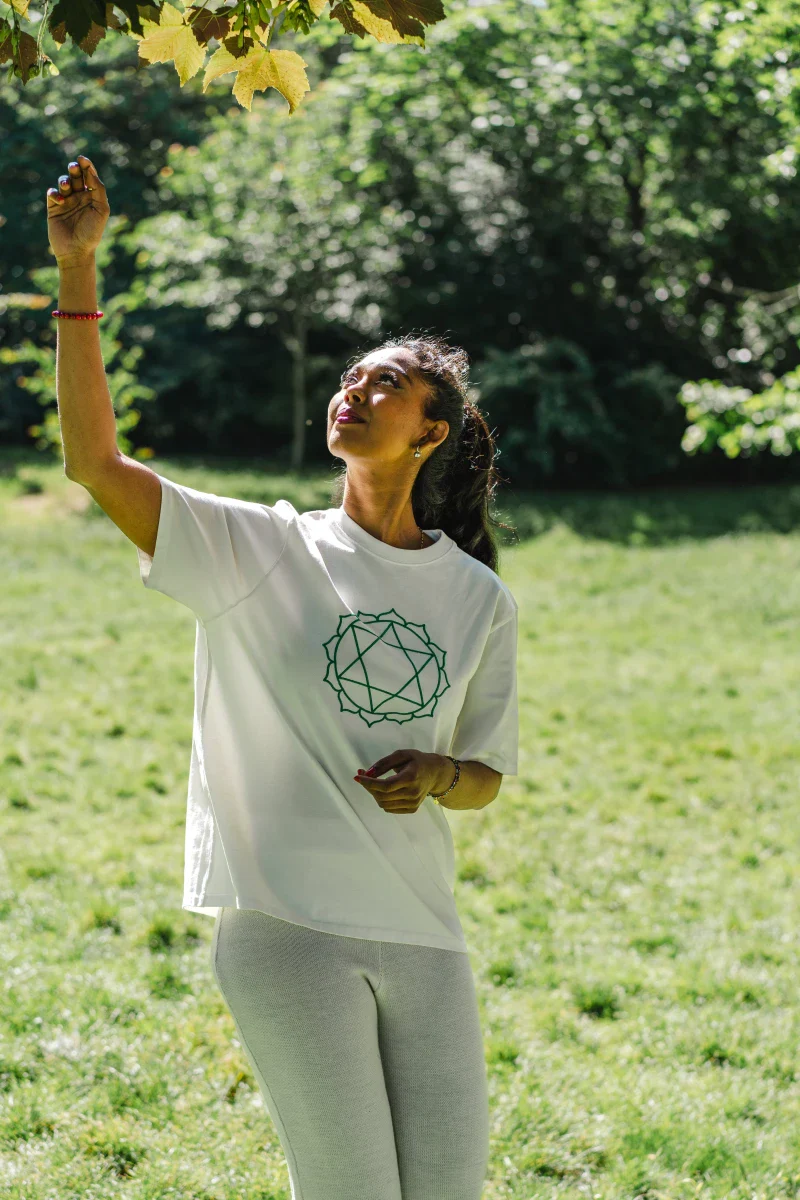 T-shirt unisexe en coton bio brodé - Chakra du coeur - Image 2