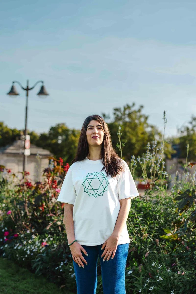 T-shirt unisexe en coton bio brodé - Chakra du coeur - Image 3