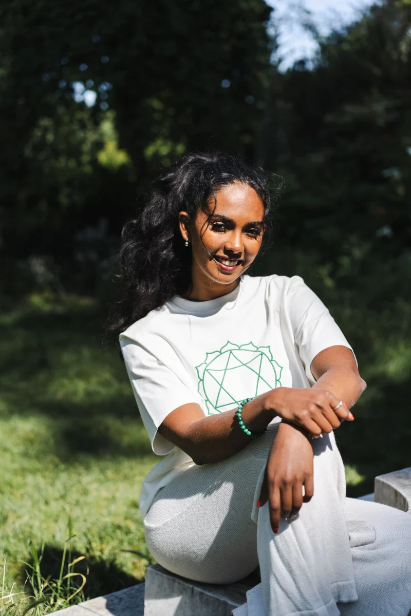T-shirt unisexe en coton bio brodé - Chakra du coeur - Image 4