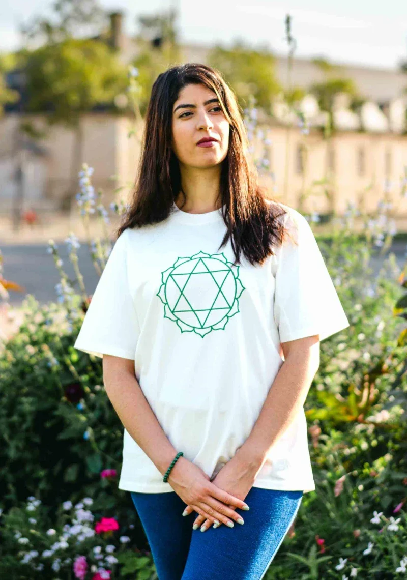 T-shirt unisexe en coton bio brodé - Chakra du coeur - Image 5