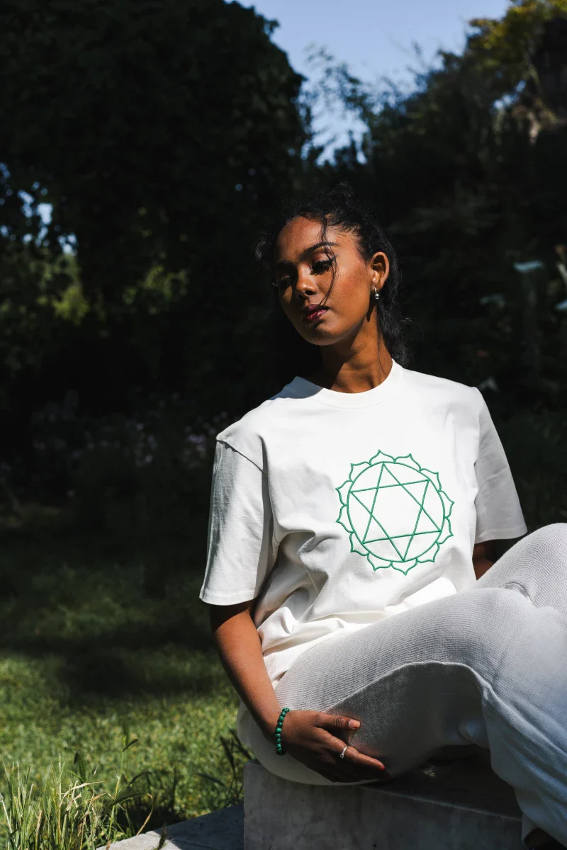 T-shirt unisexe en coton bio brodé - Chakra du coeur - Image 6