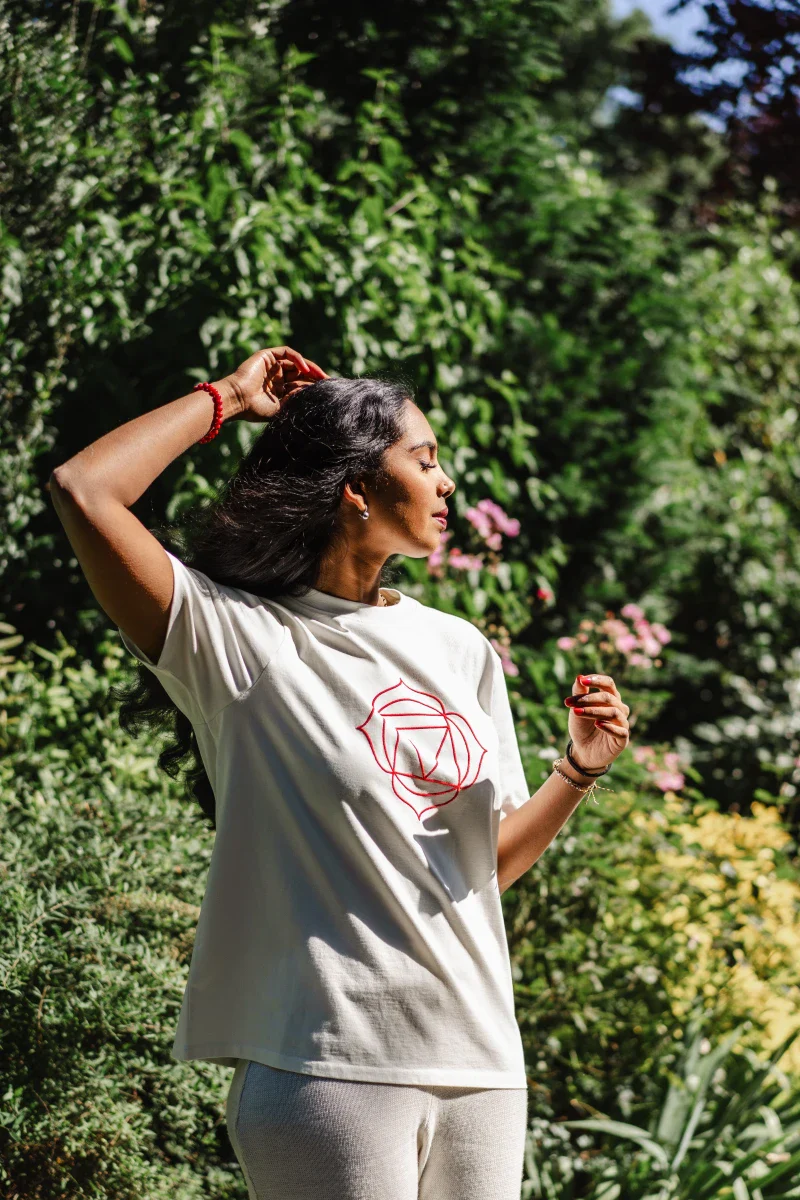 T-shirt unisexe en coton bio - Chakra Racine - Image 10