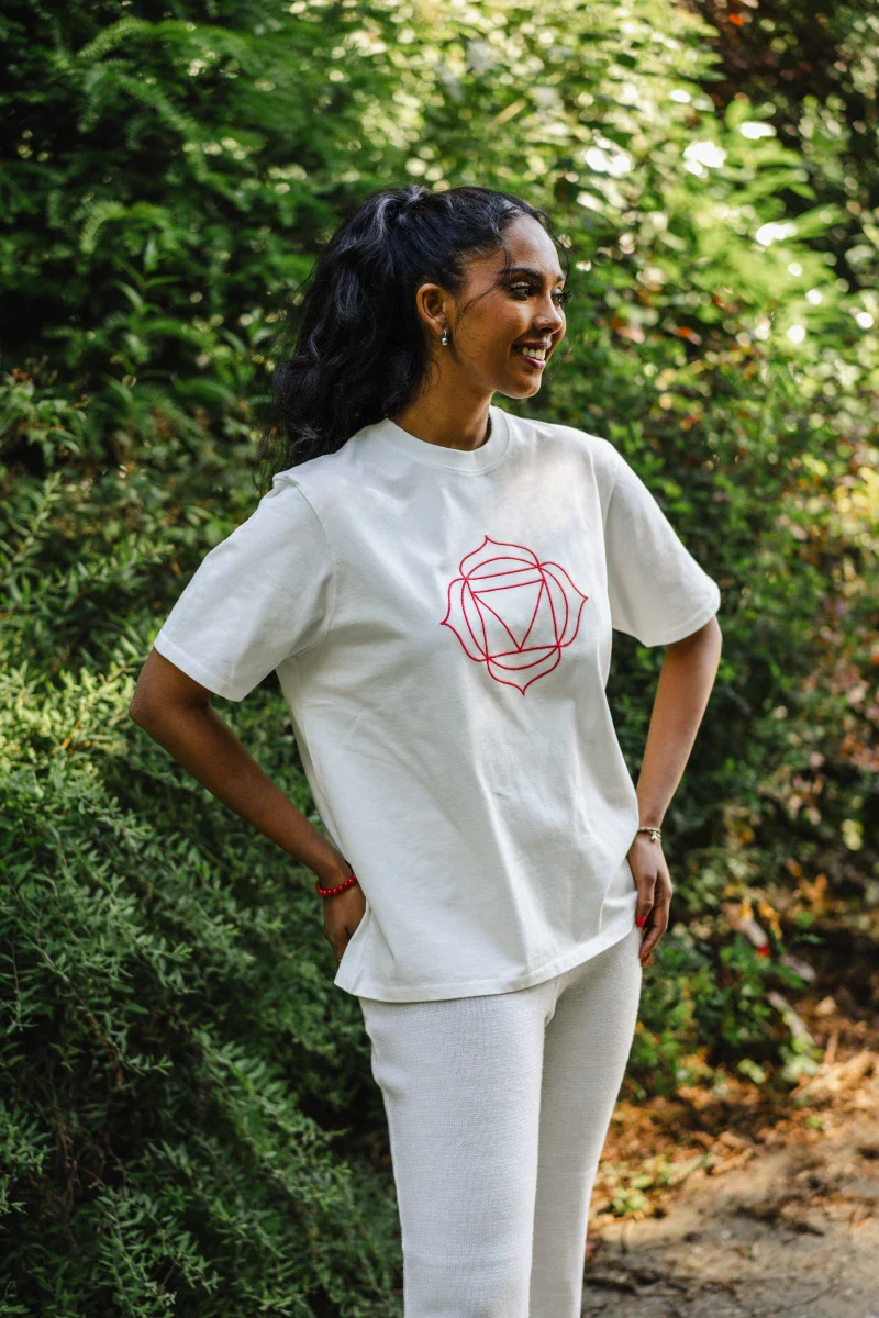 T-shirt unisexe en coton bio - Chakra Racine - Image 11