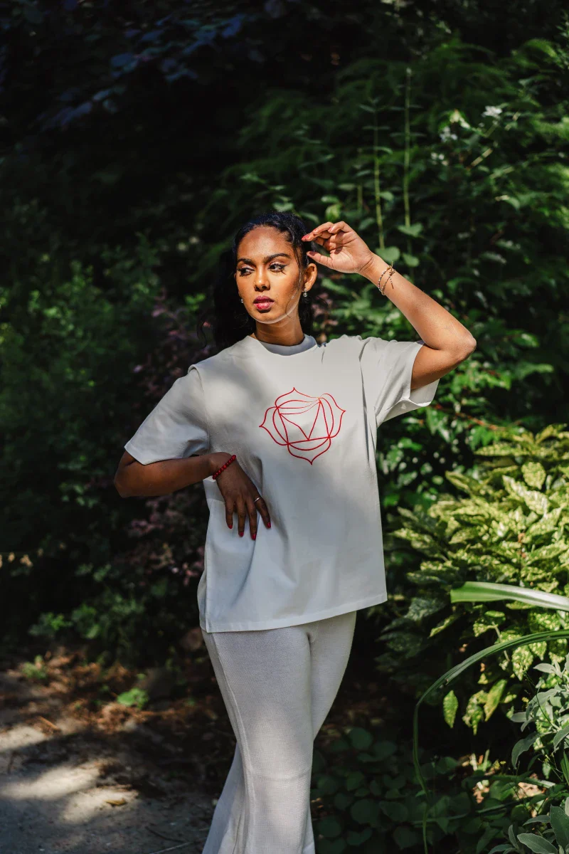 T-shirt unisexe en coton bio - Chakra Racine - Image 12
