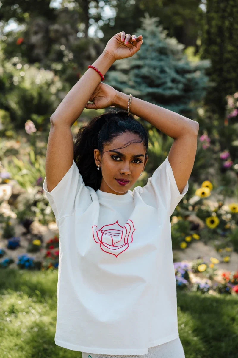 T-shirt unisexe en coton bio - Chakra Racine - Image 8