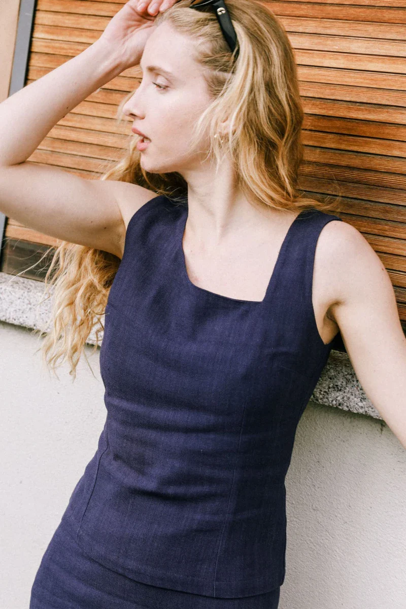 Top sans manches bleu marine à encolure asymétrique - Azalée - Image 5