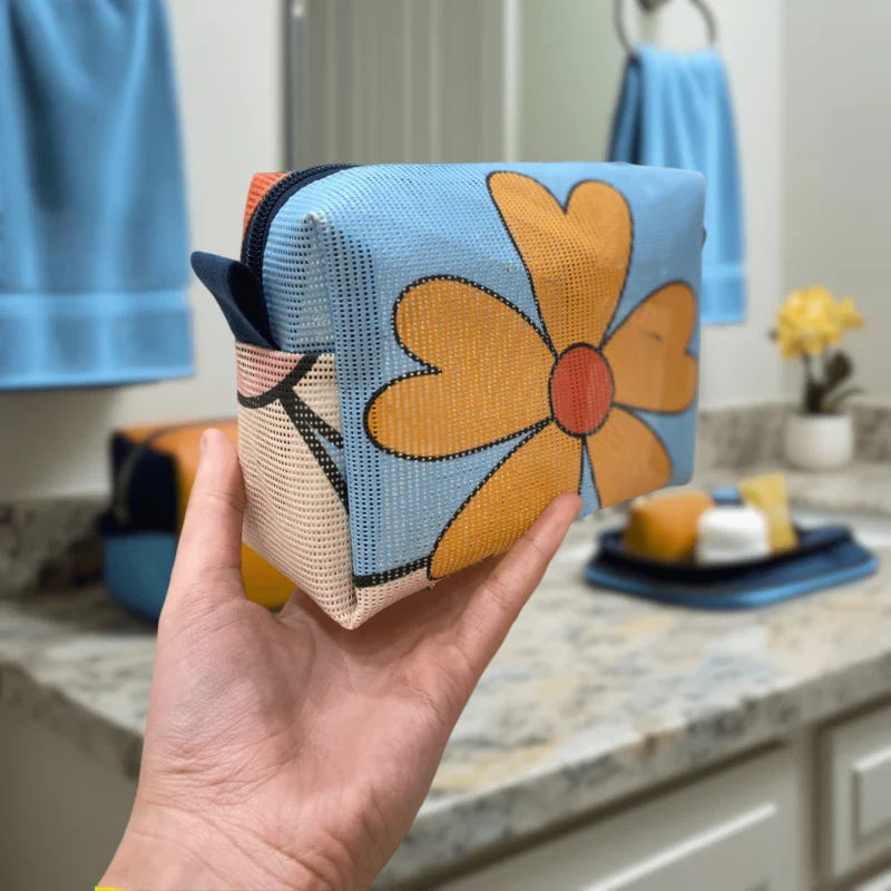 Trousse makeup upcyclée et solidaire - Image 2